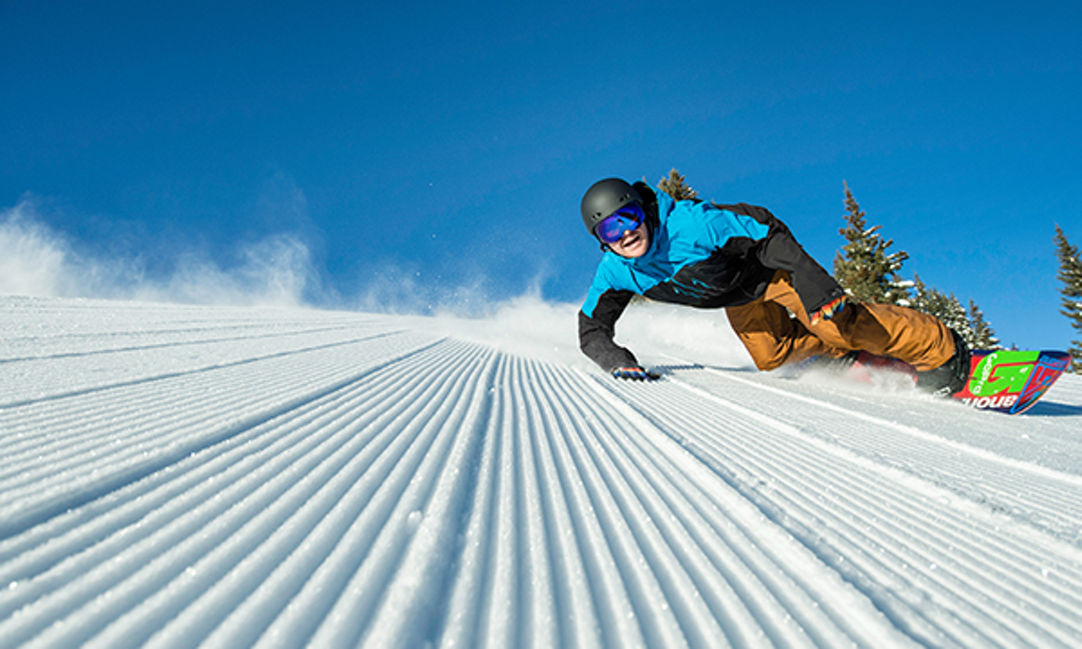 горные лыжи и сноуборд. склон для сноуборда. лыжная сноубординг. склон для сноуборда. сноубордисты на склоне.